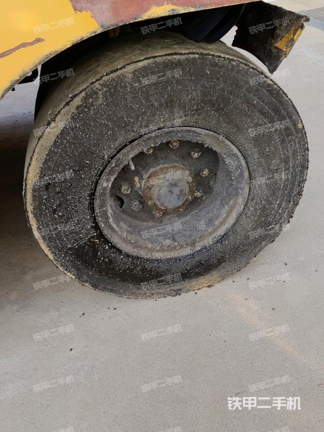 后轮右侧全景（压路机前后车架）