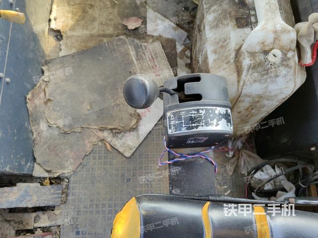 驾驶室侧向上照全景（压路机驾驶室）