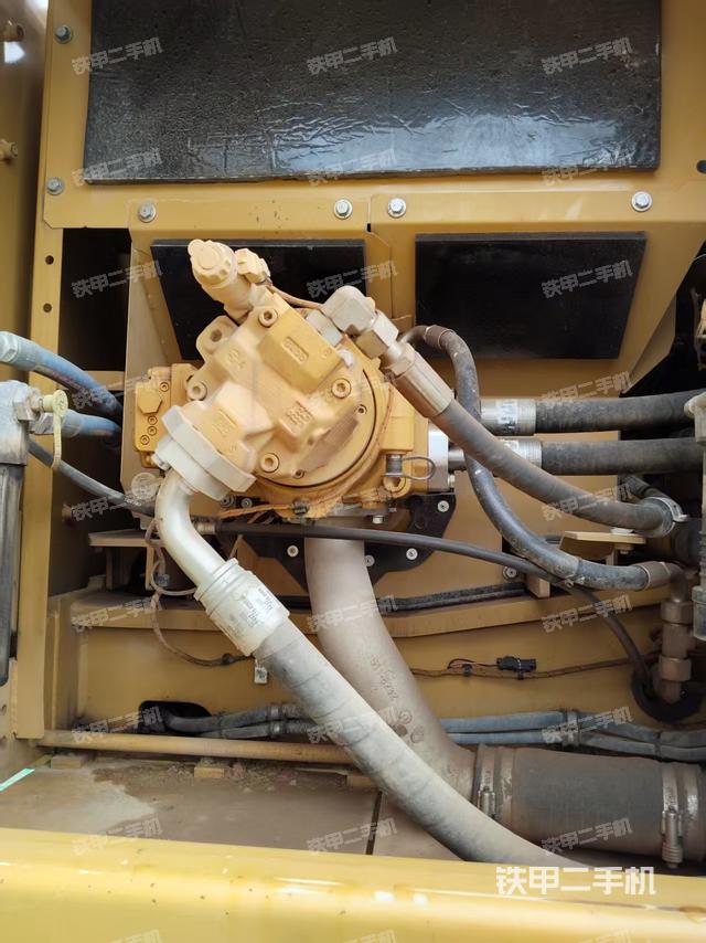 液压泵舱室正面整体（整机外观）