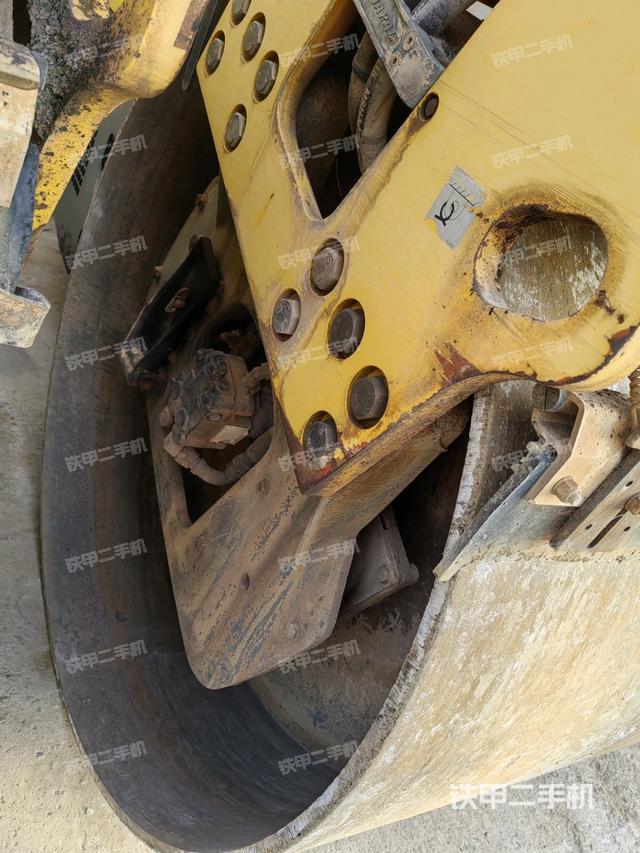 前轮右侧减震块连接及部件（压路机前后车架）