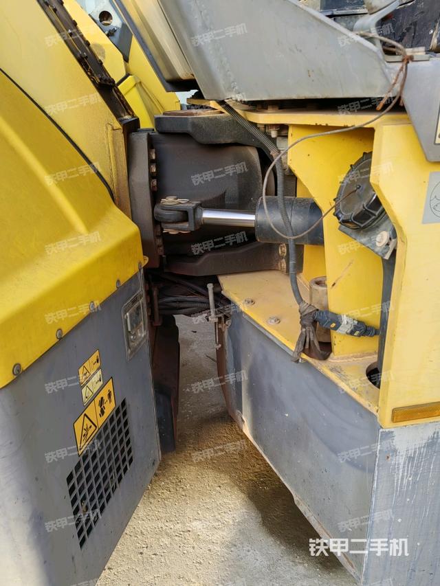 后轮左侧全景（压路机前后车架）