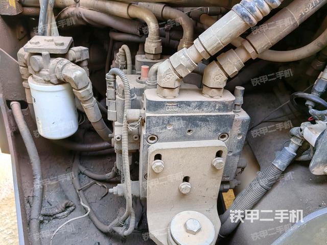 分动箱或变速箱（压路机发动机舱）