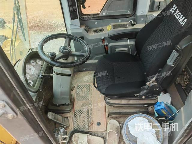 驾驶室内部（驾驶室部分）