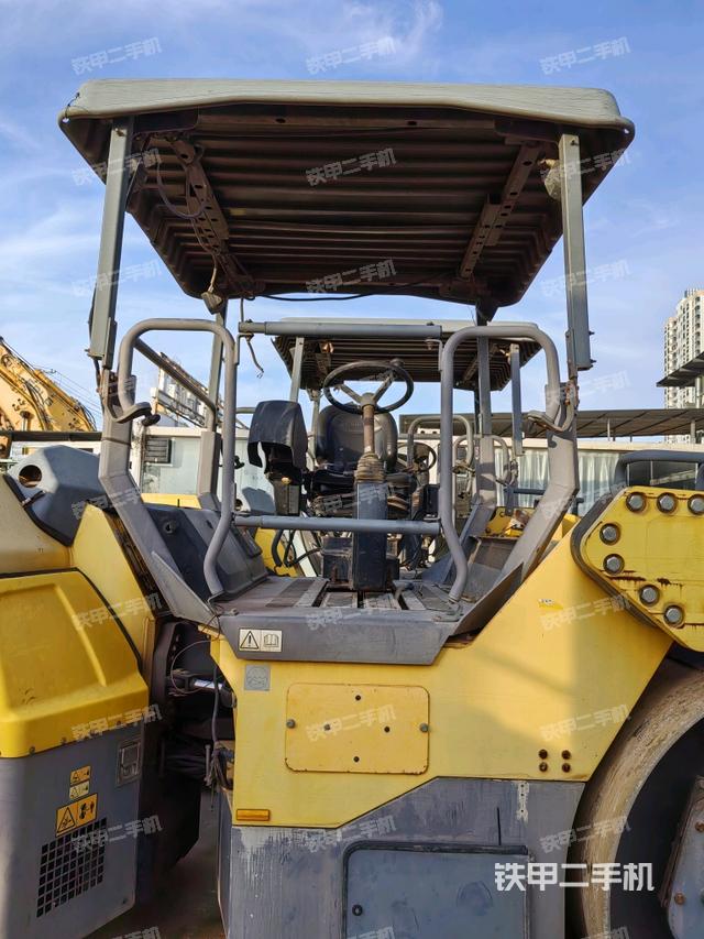 左侧正面照（压路机驾驶室）
