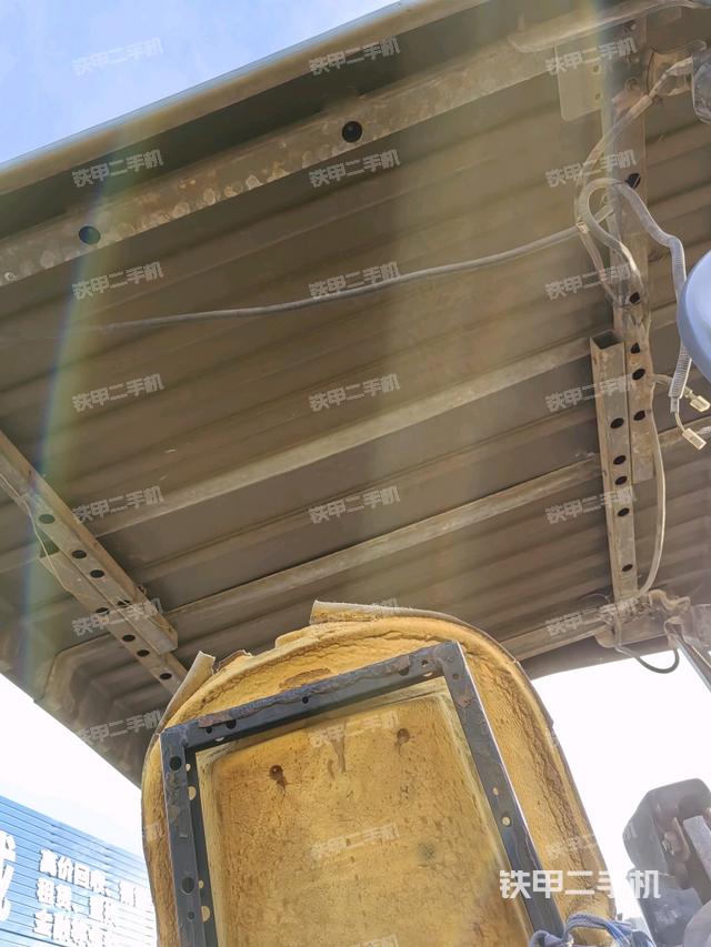 右侧正面照（压路机驾驶室）