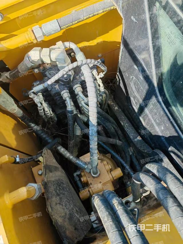 回转马达和主控阀(整机外观) 回转马达和主控阀(整机外观)