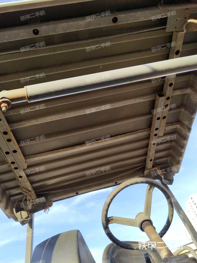 右侧正面照（压路机驾驶室）