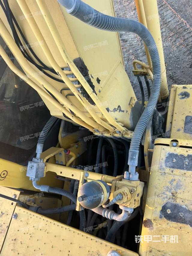 驾驶室顶部(整机外观) 驾驶室顶部(整机外观)