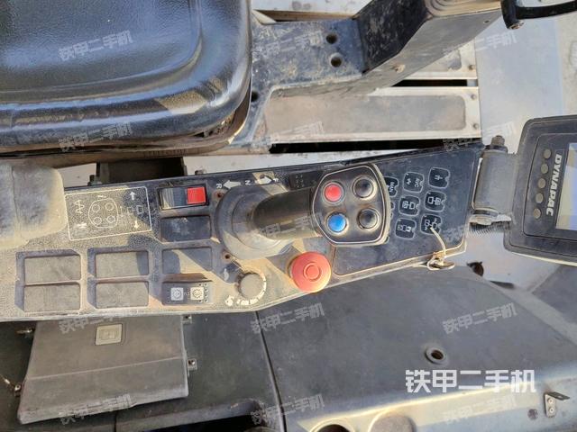 操作台全景（压路机驾驶室）