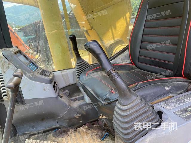 驾驶室整体(整机外观) 驾驶室整体(整机外观)