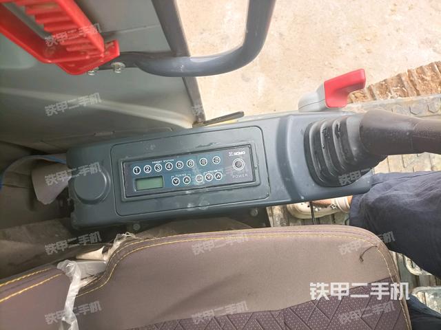 座椅左侧控制台/音响/含左手柄(驾驶室部分) 座椅左侧控制台/音响/含左手柄(驾驶室部分)