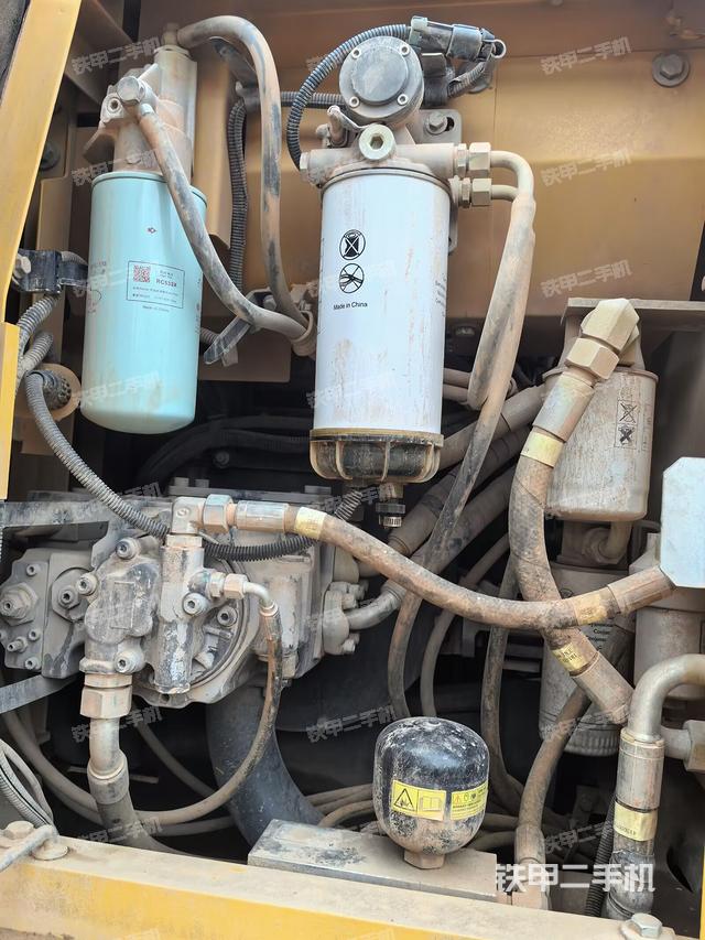 液压泵舱室正面整体(整机外观) 液压泵舱室正面整体(整机外观)
