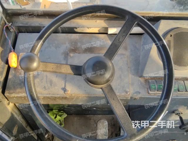 操作台全景（压路机驾驶室）