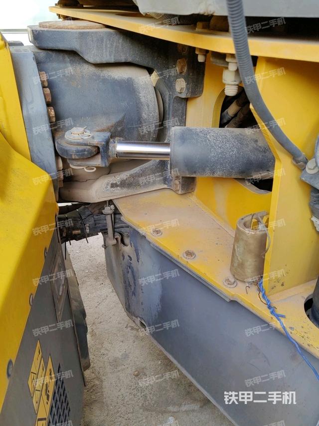 铰接处油管全景（压路机前后车架）