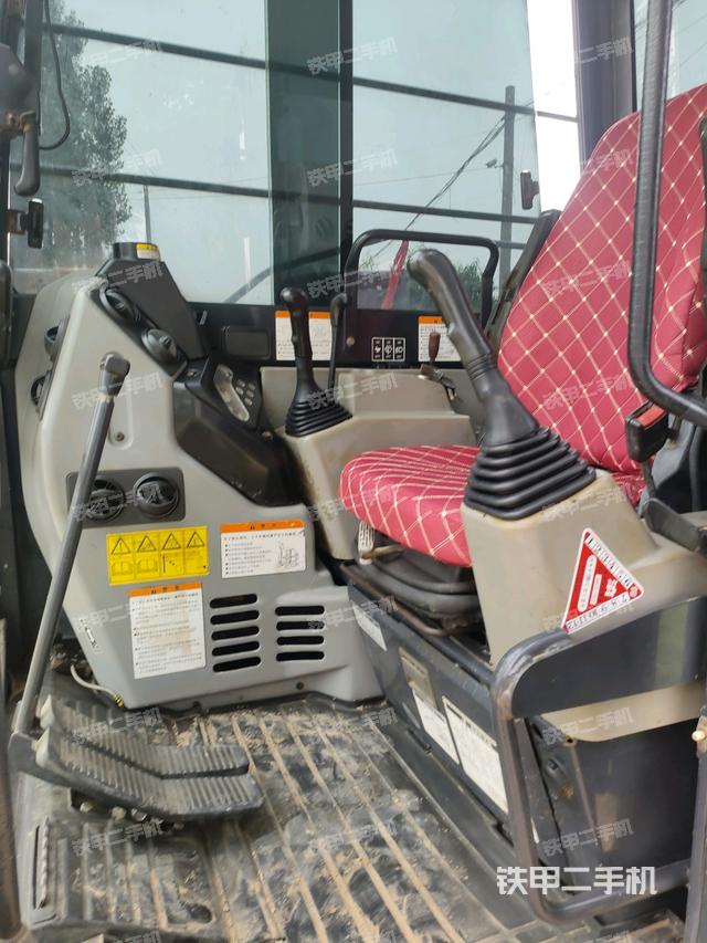 驾驶室顶部（整机外观）