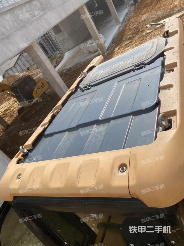 驾驶室顶部(整机外观) 驾驶室顶部(整机外观)