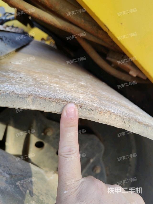 后轮左侧全景（压路机前后车架）