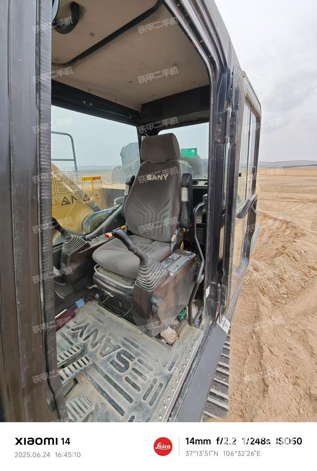 驾驶室整体(整机外观) 驾驶室整体(整机外观)