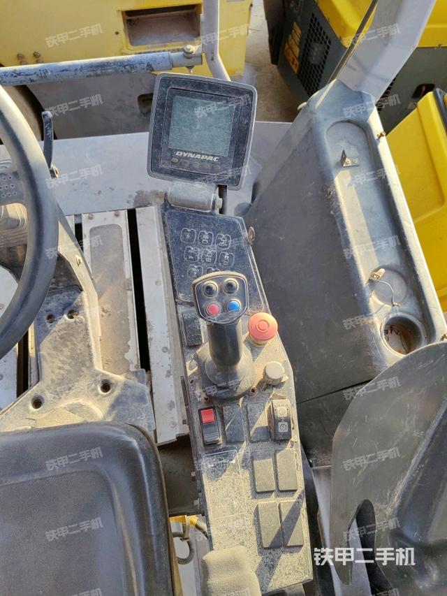 操作台全景（压路机驾驶室）