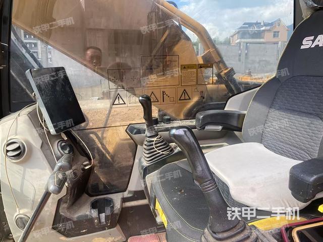 驾驶室整体(整机外观) 驾驶室整体(整机外观)