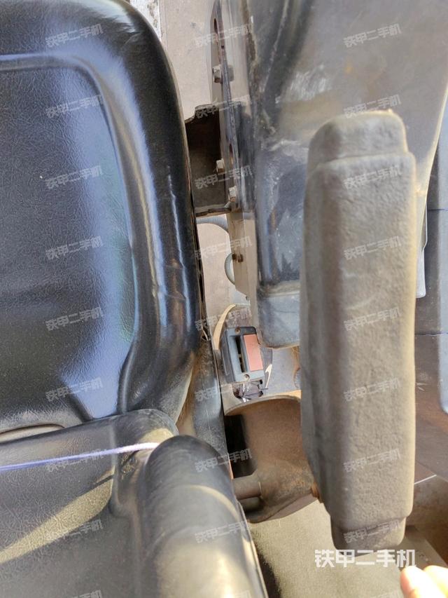 驾驶室顶蓬内（压路机驾驶室）