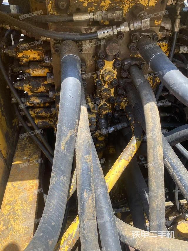 回转马达和主控阀(整机外观) 回转马达和主控阀(整机外观)