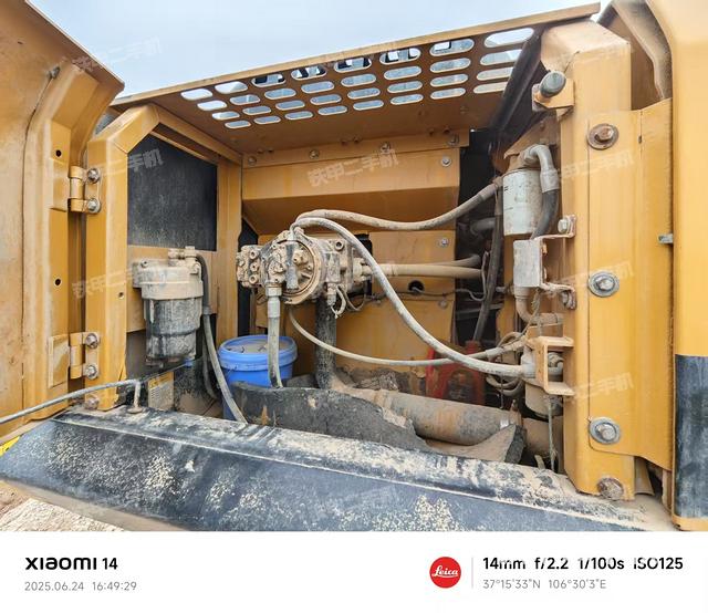 液压泵舱室正面整体(整机外观) 液压泵舱室正面整体(整机外观)