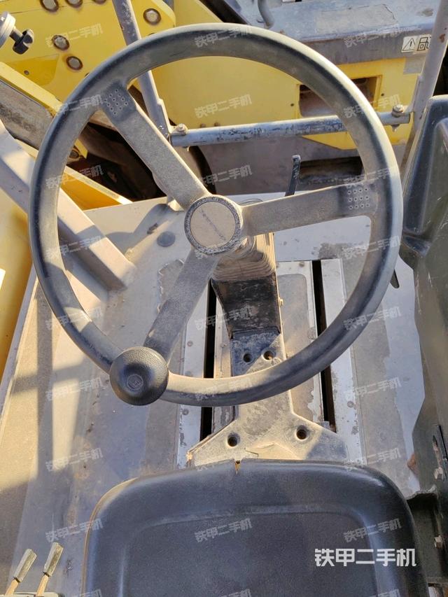 驾驶室侧向上照全景（压路机驾驶室）