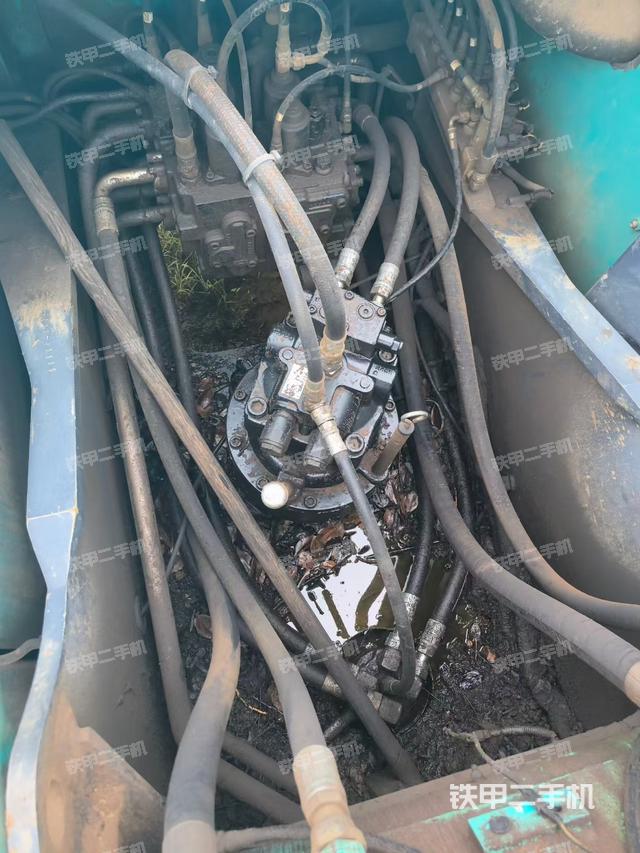 回转马达和主控阀(整机外观) 回转马达和主控阀(整机外观)