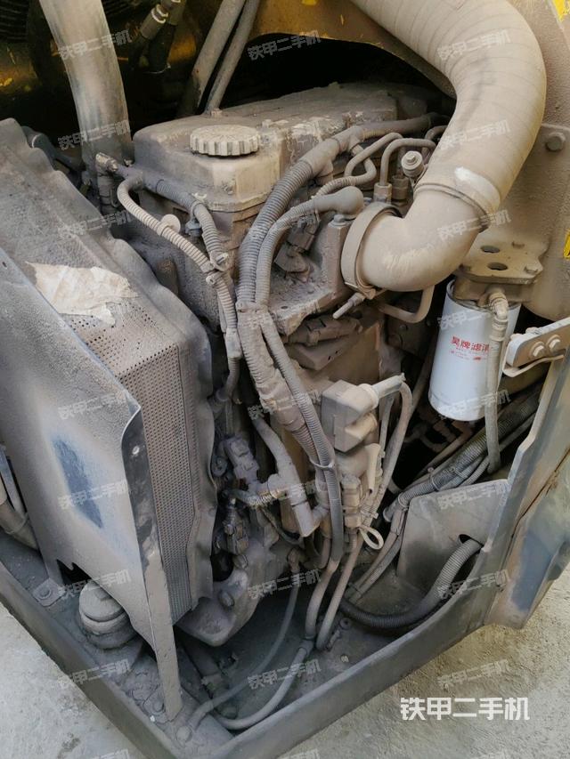 分动箱或变速箱（压路机发动机舱）