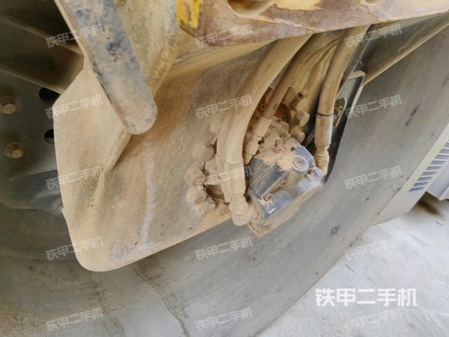 铰接正左侧（压路机前后车架）