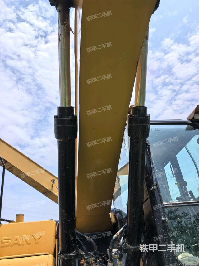 大臂油缸整体 竖拍(工作和回转装置) 大臂油缸整体 竖拍(工作和回转装置)