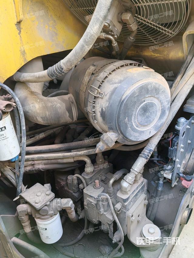 发动机右侧全景（压路机发动机舱）