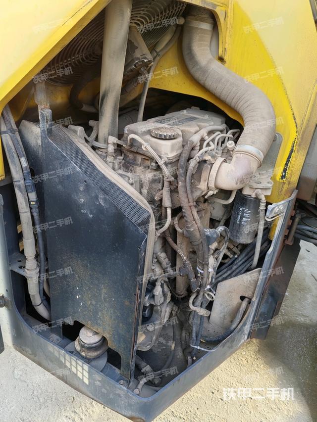 发动机舱全景（压路机发动机舱）