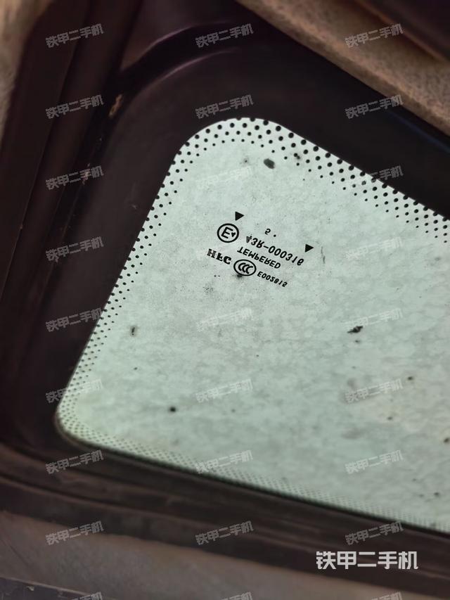 座椅右侧控制台/钥匙门/油门/含右手柄(驾驶室部分) 座椅右侧控制台/钥匙门/油门/含右手柄(驾驶室部分)