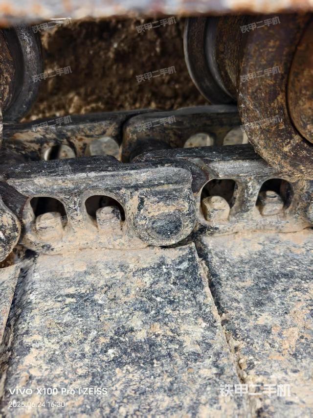 单侧履带整体(整机外观) 单侧履带整体(整机外观)