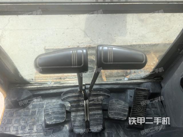 行走控制手柄和踏板?俯拍（駕駛室部分）