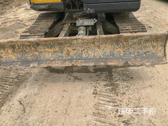 驾驶室顶部(整机外观) 驾驶室顶部(整机外观)