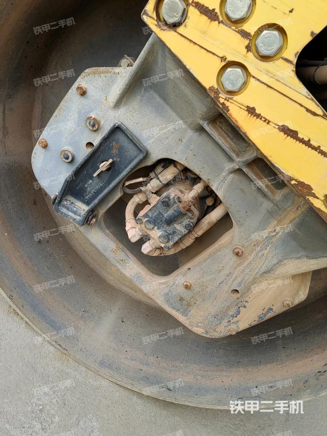 后轮右侧全景（压路机前后车架）