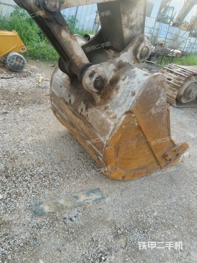 铲斗右后整体(工作和回转装置) 铲斗右后整体(工作和回转装置)