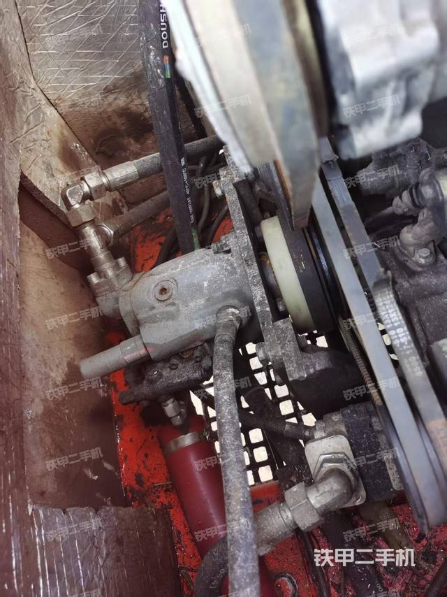液压泵舱室正面整体(整机外观) 液压泵舱室正面整体(整机外观)