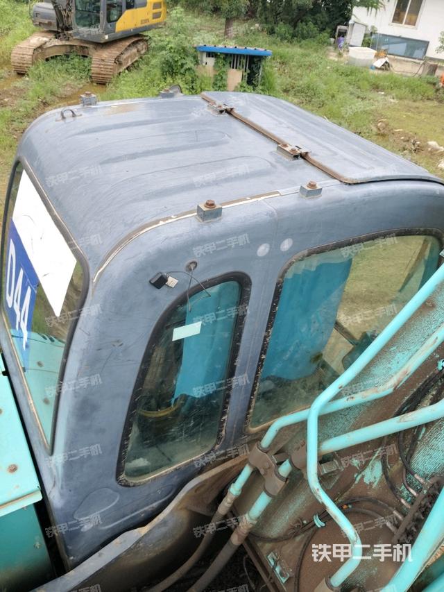 驾驶室顶部(整机外观) 驾驶室顶部(整机外观)