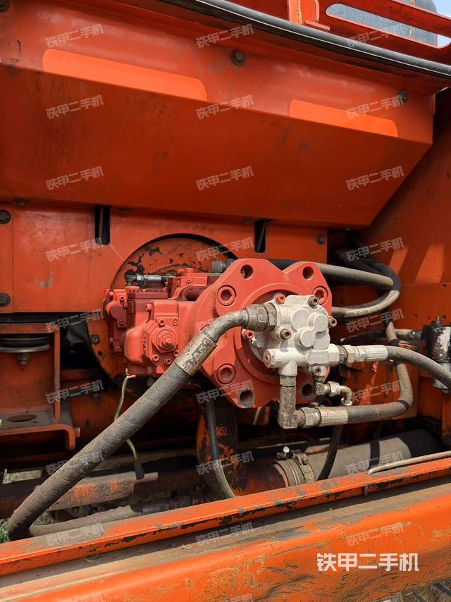 液压泵舱室正面整体(整机外观) 液压泵舱室正面整体(整机外观)