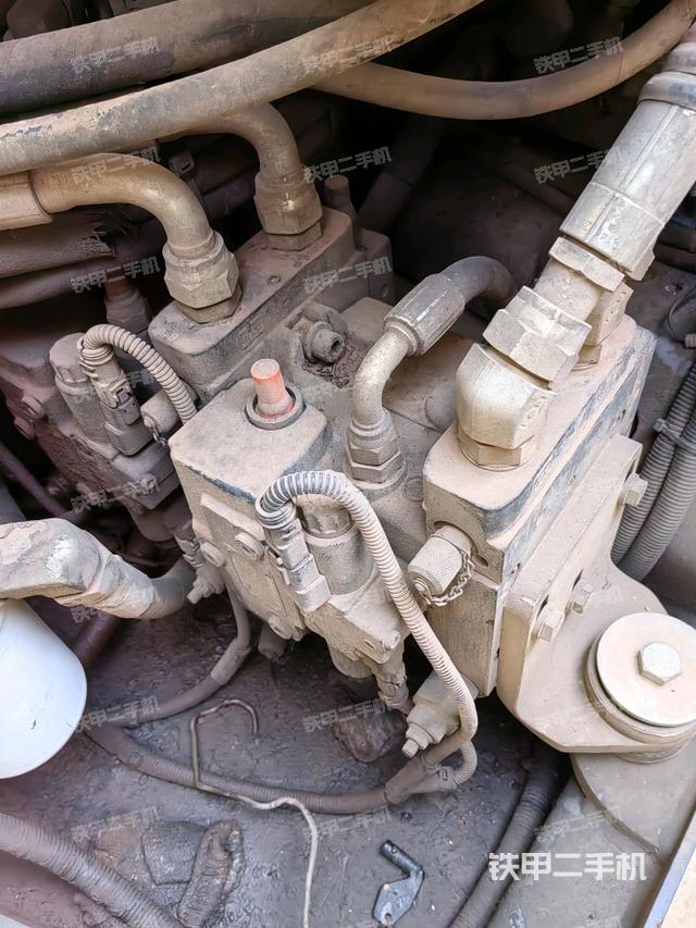 发动机舱液压泵全景（压路机发动机舱）