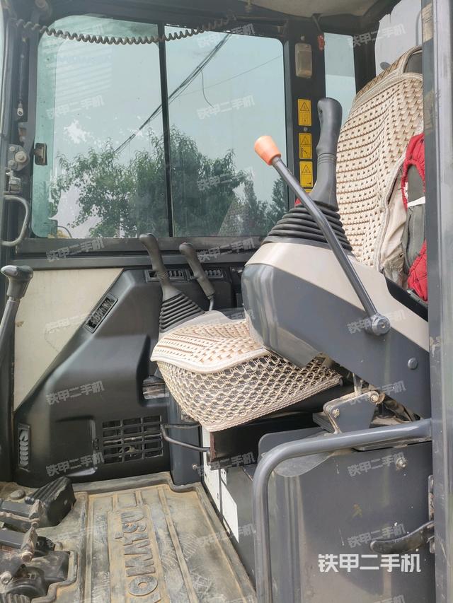 驾驶室顶部(整机外观) 驾驶室顶部(整机外观)