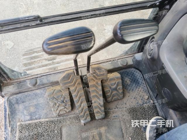 行走控制手柄和踏板 俯拍(驾驶室部分) 行走控制手柄和踏板 俯拍(驾驶室部分)