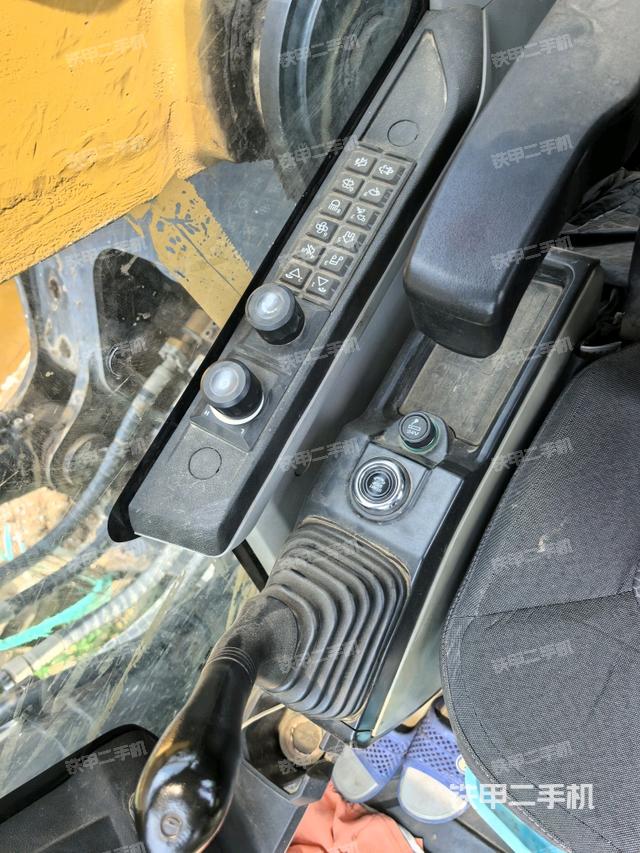 座椅左侧控制台/音响/含左手柄(驾驶室部分) 座椅左侧控制台/音响/含左手柄(驾驶室部分)