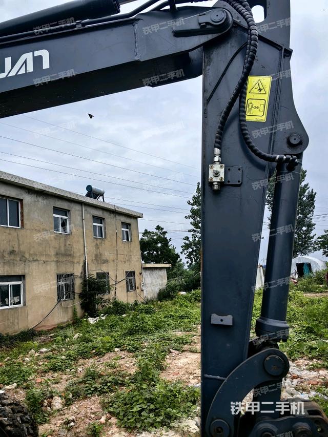 小臂整体左后(工作和回转装置) 小臂整体左后(工作和回转装置)