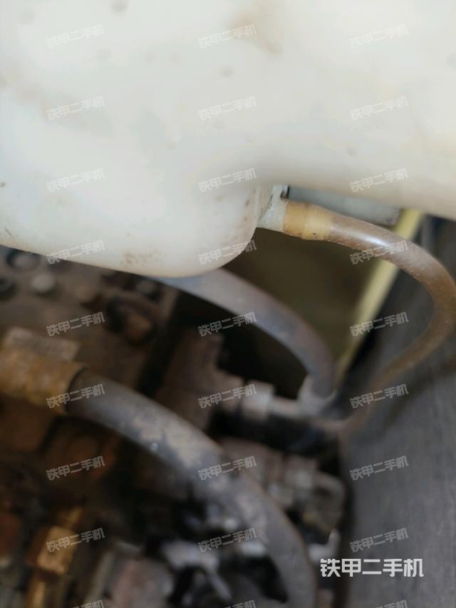 回转马达和主控阀(整机外观) 回转马达和主控阀(整机外观)