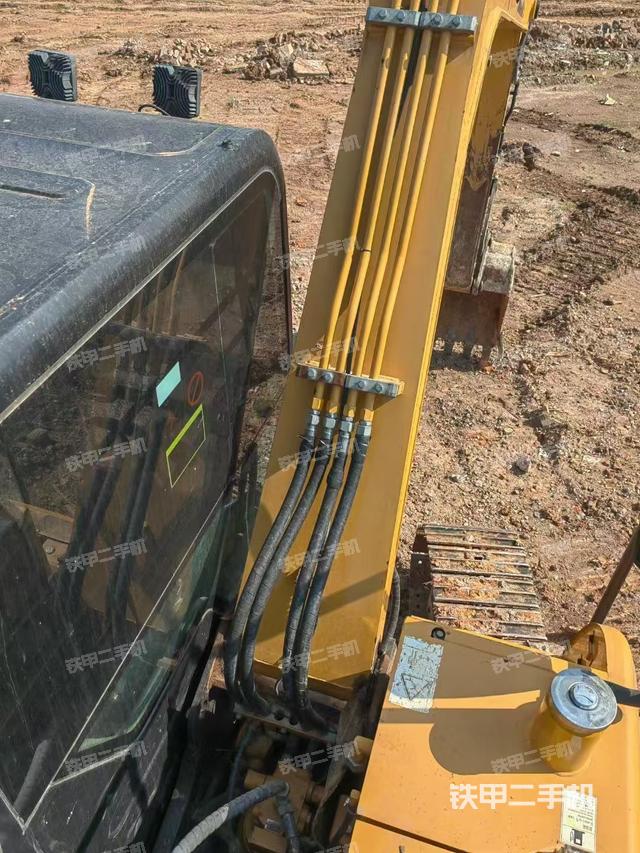 驾驶室顶部(整机外观) 驾驶室顶部(整机外观)